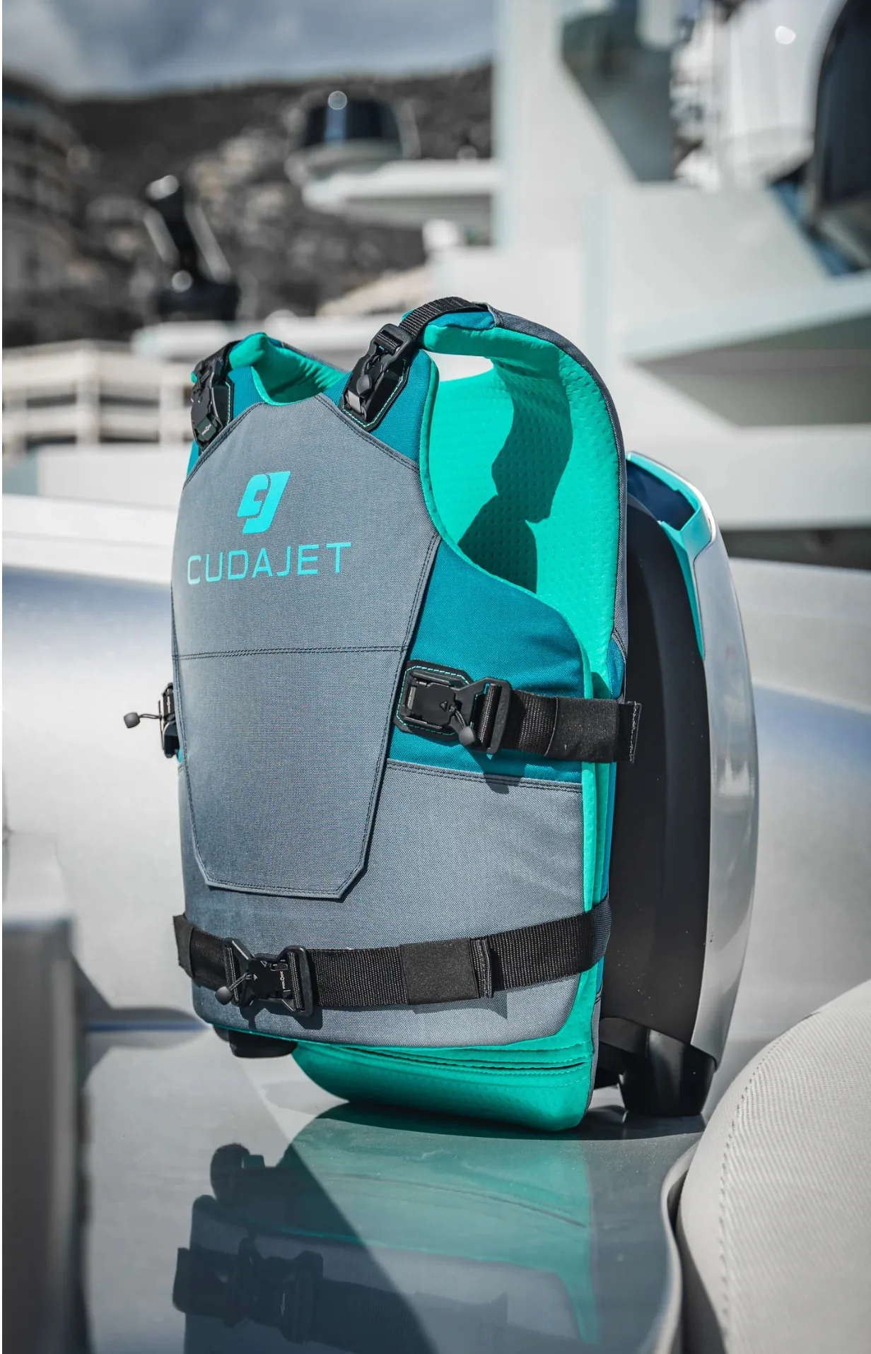 Harnais et jetpack CudaJet posés sur le pont d'un bateau