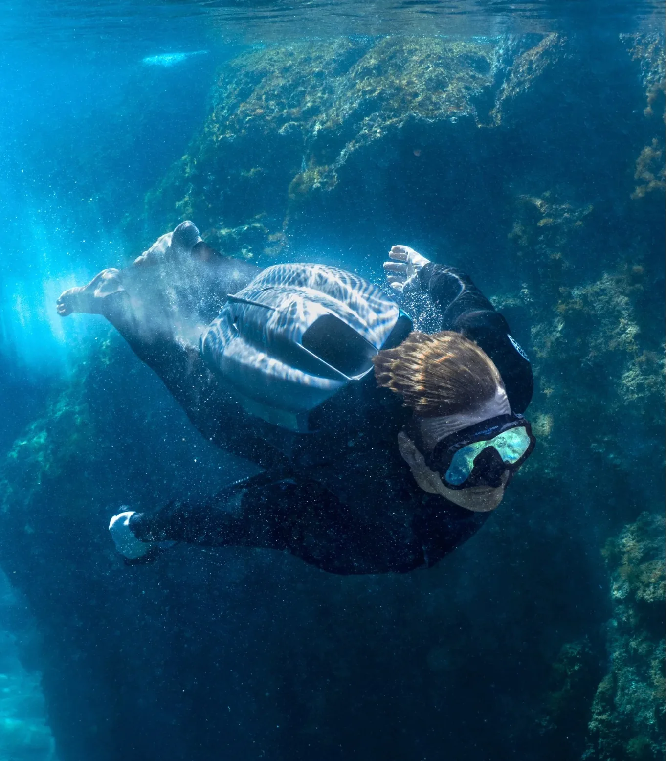 Plongeur équipé du CudaJet Jetpack évoluant sous l'eau