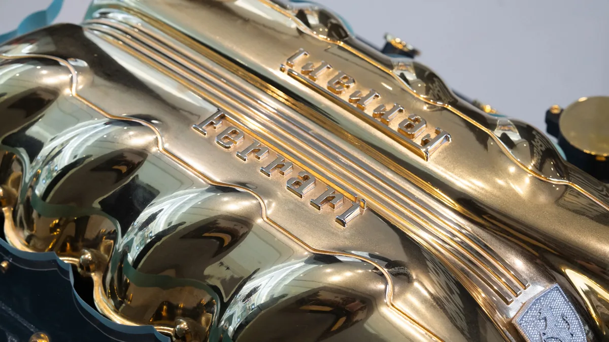 Bloc moteur V8 Ferrari California : finition or 24 carats et emblème serti