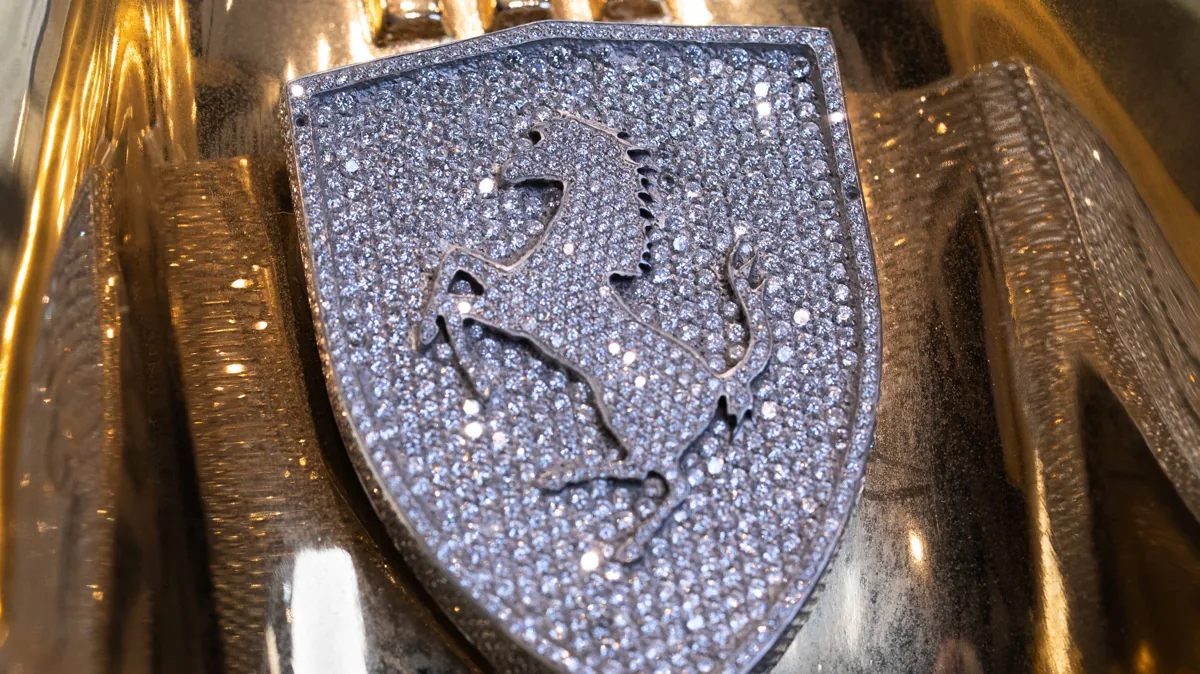Bouclier Ferrari entièrement serti de diamants sur la finition or 24 carats