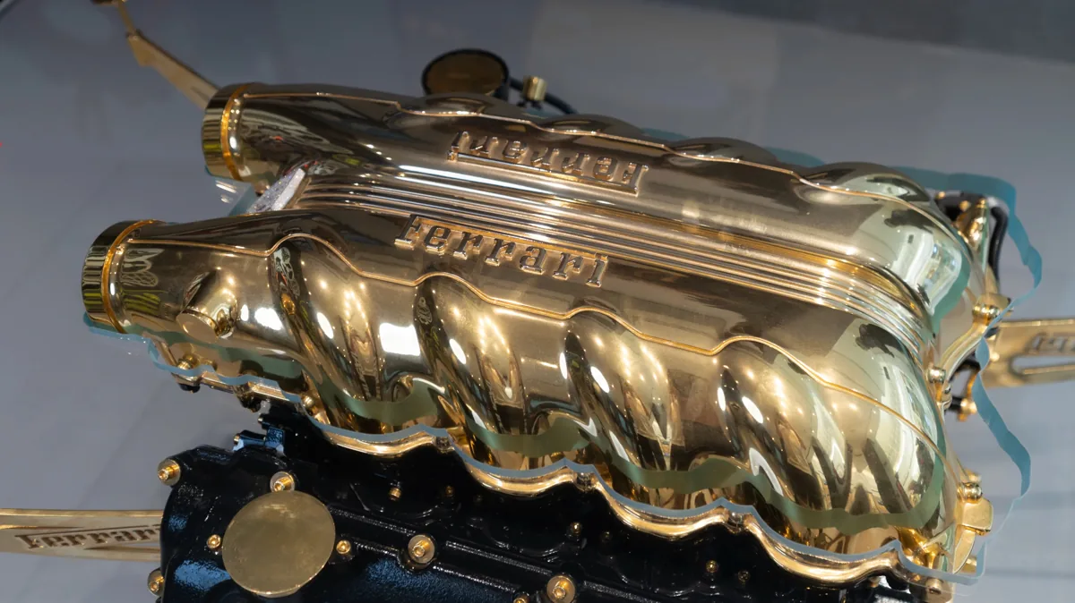 Cache-culbuteurs du V8 Ferrari California en or 24 carats vu de dessus