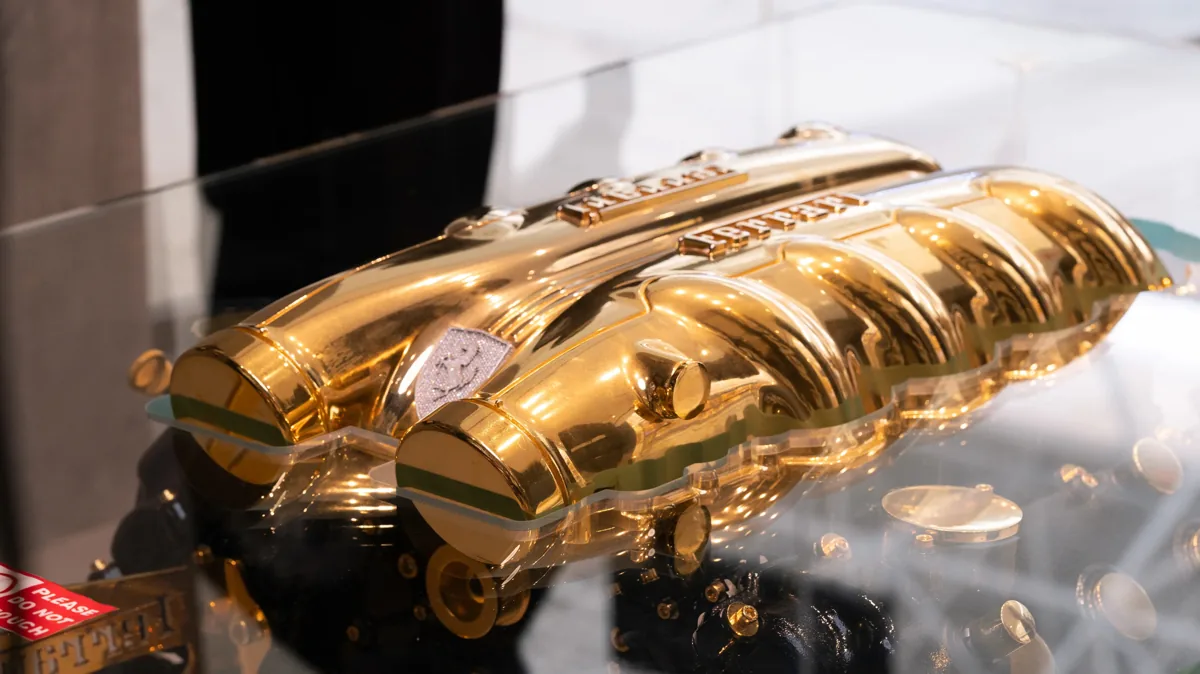 Collecteur d'admission doré reflétant la finition or 24 carats