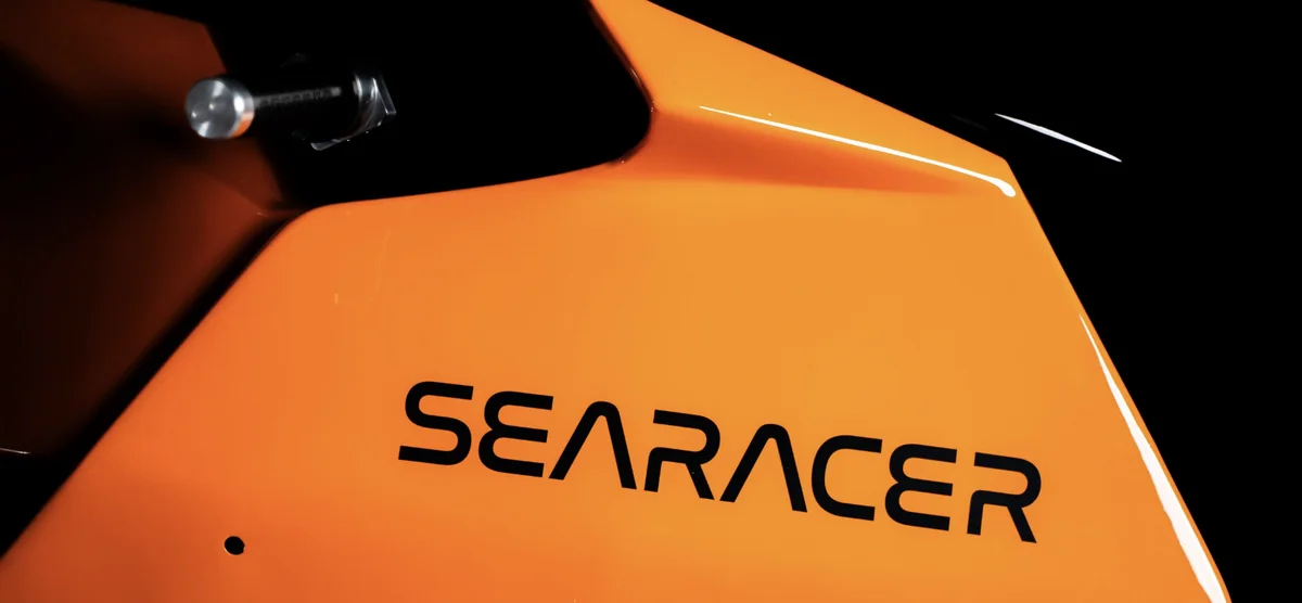 Macro du lettrage SEARACER sur la carrosserie orange