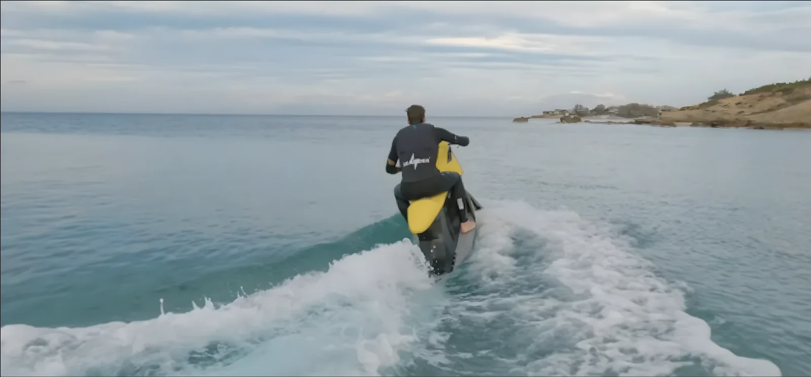 Pilote sur un Searider Searacer lancé à pleine vitesse