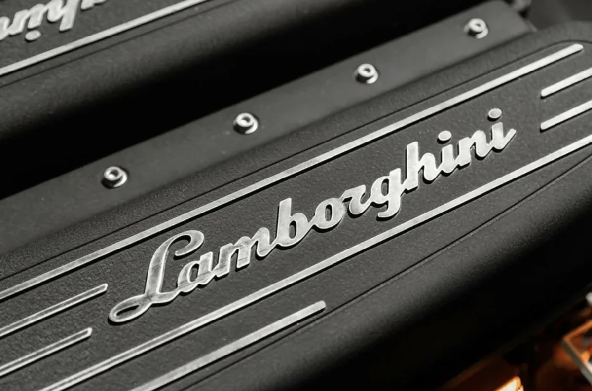 Macro de la signature Lamborghini gravée sur le cache moteur