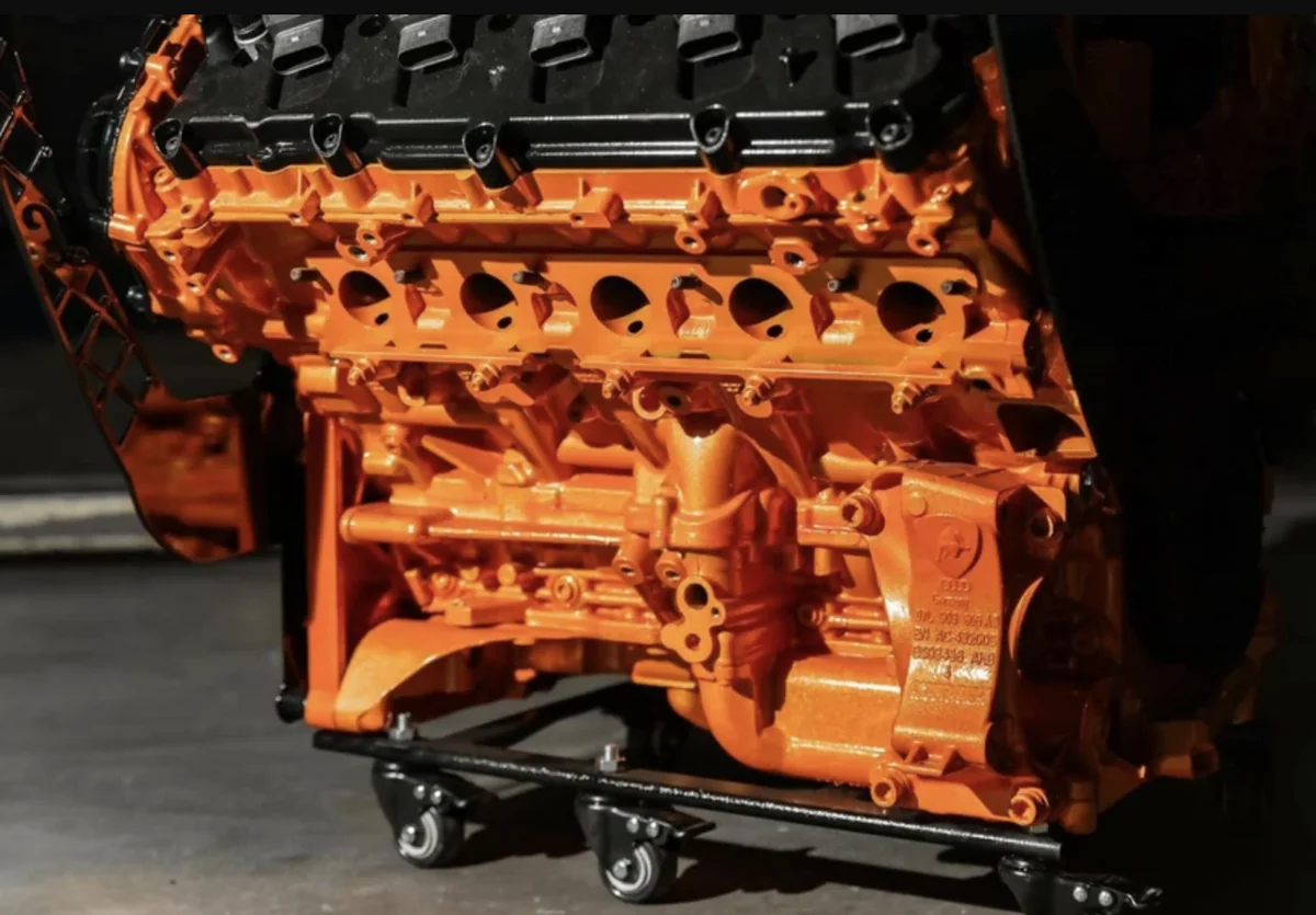 Détail du bloc moteur V10 Huracán en orange Arancio