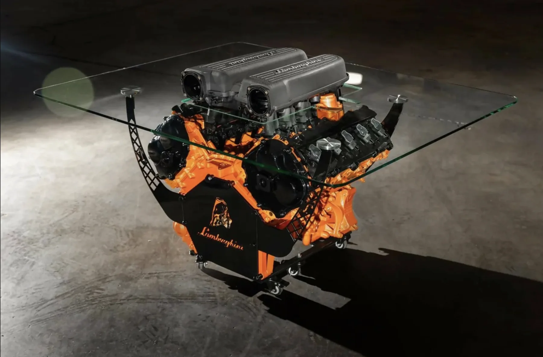 Table basse Lamborghini V10 Huracán LP610 : moteur V10 sous plateau en verre